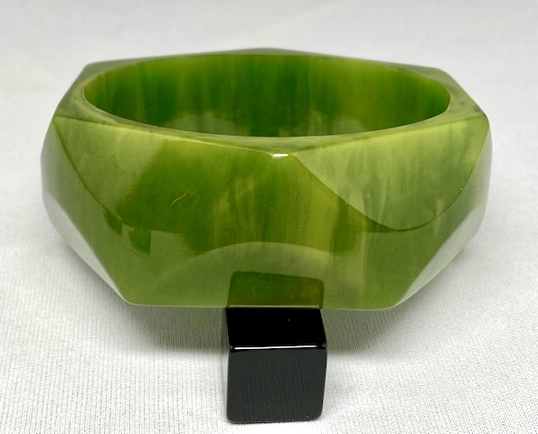 BB67 translucent spring green bakelite bangle